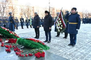 Алексей Текслер участвовал в церемонии возложения цветов к памятнику «Доблестным сынам Отечества»