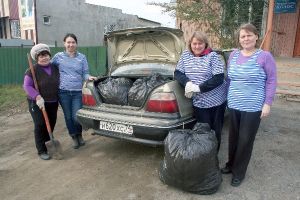 Десять мешков мусора собрали сотрудники редакции в Уйском по улице Пионерской
