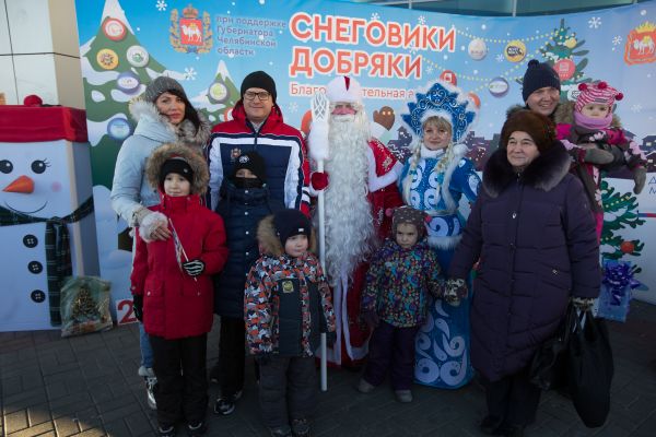 Губернатор Алексей Текслер участвовал в акции &laquo;Снеговики-добряки&raquo;