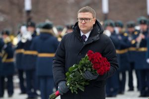 В Челябинске в День Героев Отечества Алексей Текслер возложил цветы к мемориалу