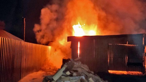 Недалеко от Уйского при пожаре пострадал мужчина