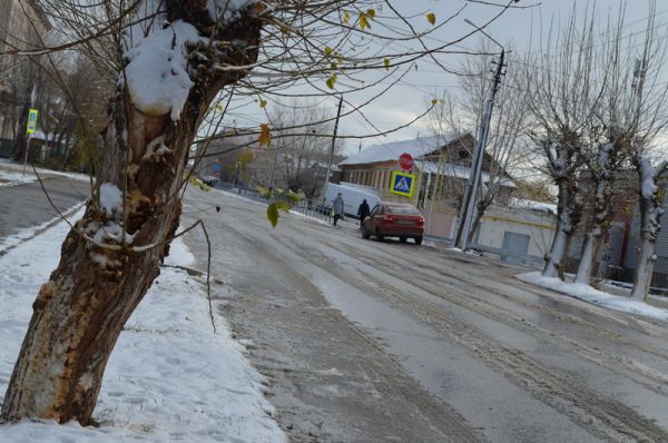 В Уйском районе приводят в порядок дороги после снегопада