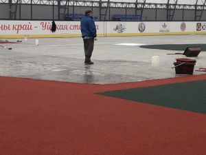 В Уйском на хоккейном корте устанавливают резиновое покрытие