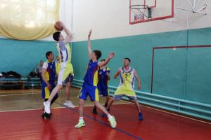 В Уйском прошли соревнования по стритболу