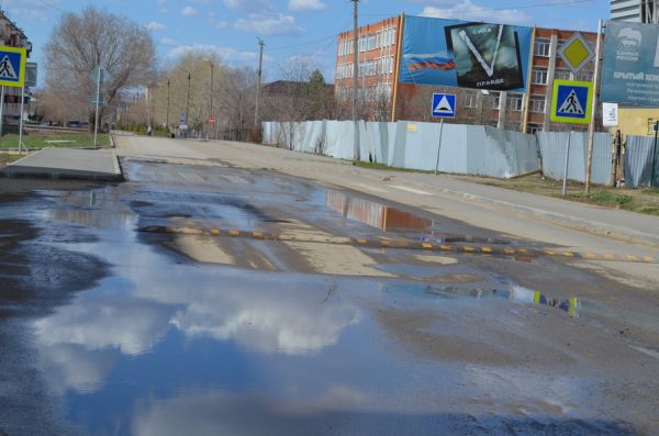 В Уйском по улице Пионерской из-за прорыва образовалась лужа