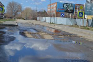 В Уйском по улице Пионерской из-за прорыва образовалась лужа