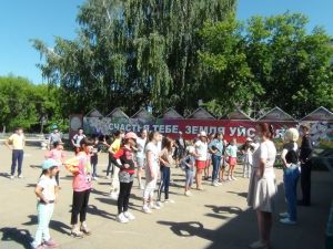 В Уйском полицейский провел для школьников зарядку на свежем воздухе
