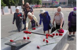 В Уйском в День памяти и скорби возложили цветы к Мемориалу Славы
