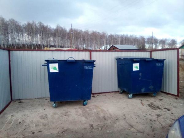 В Уйском районе продолжается обустройство площадок для мусорных контейнеров