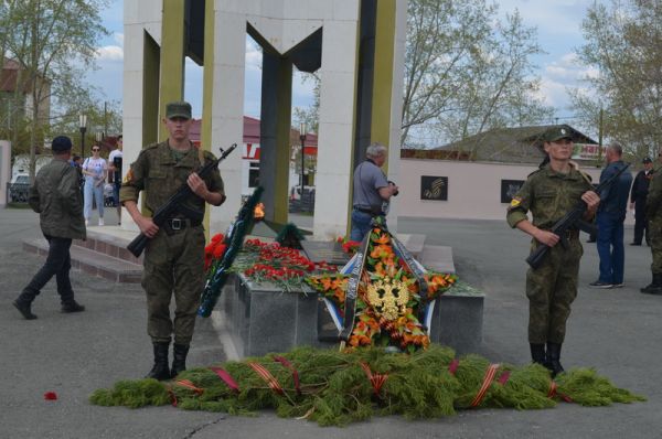 В Уйском на площади ДК «Колос» отпраздновали 76-ую годовщину Великой Победы