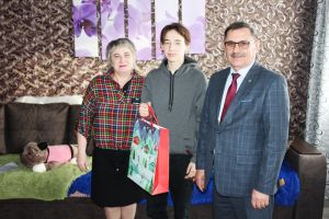 Детям Уйского района вручили подарки в рамках акции «Елка желаний»