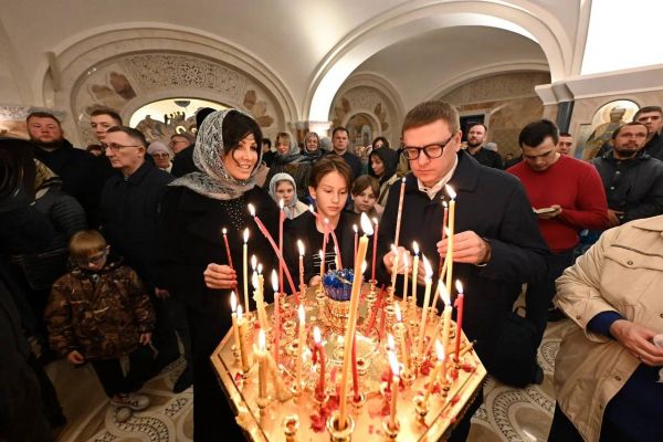 В Светлое Христово Воскресение губернатор Алексей Текслер посетил собор Рождества Христова