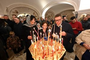 В Светлое Христово Воскресение губернатор Алексей Текслер посетил собор Рождества Христова