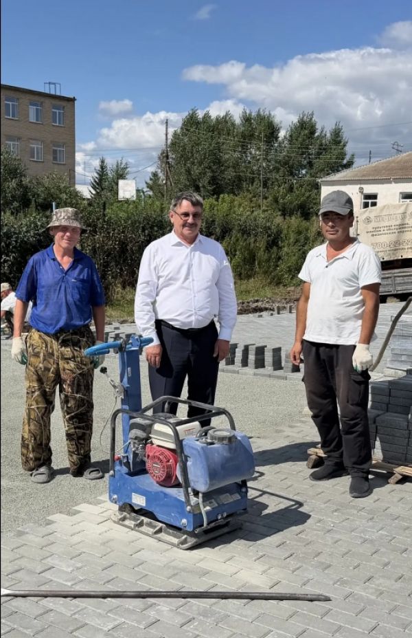 Глава Уйского округа проконтролировал строительство Мемориала Славы в райцентре