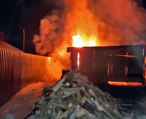 Пять пожарных машин тушили дом в Маслово