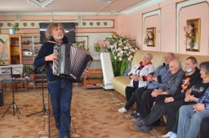 Сегодня в Татьянин день солисты ДК «Колос» пришли в УКЦСОН с музыкальным подарком