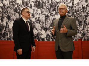 Губернатор Алексей Текслер участвовал в пресс-показе первой персональной выставки фотографий Виктора Христенко