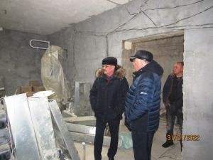 Глава Уйского района проверил, как идет ремонт флюорографического кабинета