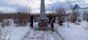 В Нижнеусцелемово волонтеры навели порядок возле памятника и обелиска участникам Великой Отечественной войны