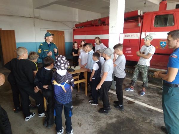 Ларинские школьники побывали на экскурсии в Уйской пожарной части