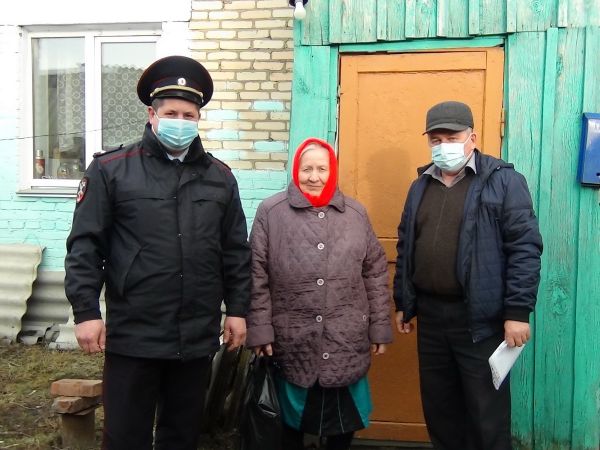 В Уйском районе ветеранам МВД вручили продуктовые наборы