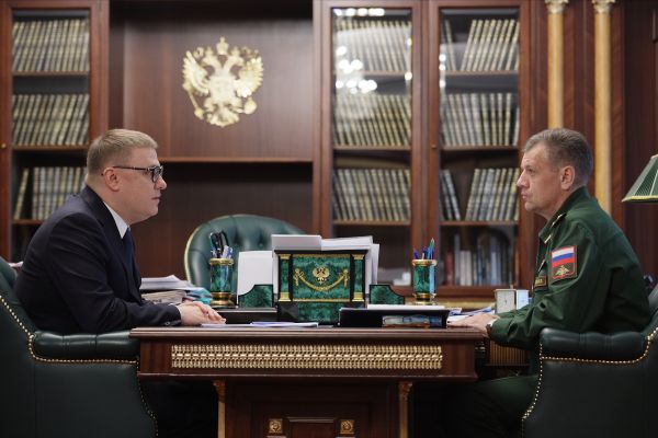 Губернатор Алексей Текслер провел встречу с военкомом Андреем Максуровым
