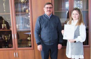 Глава Уйского района вручил молодой семье жилищный сертификат