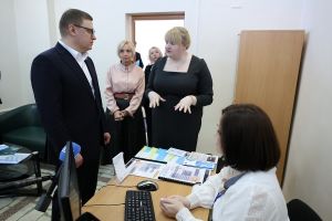 Губернатор Алексей Текслер посетил службу социальной поддержки для участников СВО, их семей