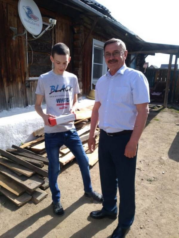 В Уйском районе школьники получили планшеты