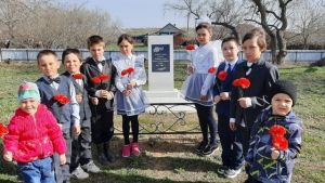 В Зерновом педагоги и ученики участвовали в акции &laquo;В памяти живы&raquo;