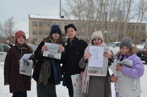 В День печати школьники знакомили уйчан с газетой &laquo;Колос&raquo;