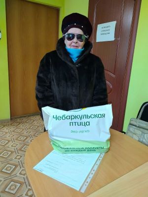 Специалисты УКЦСОН выдали продуктовые наборы членам общества слепых Уйского района