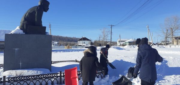 В Ларино волонтеры навели порядок у памятника первого председателя сельсовета