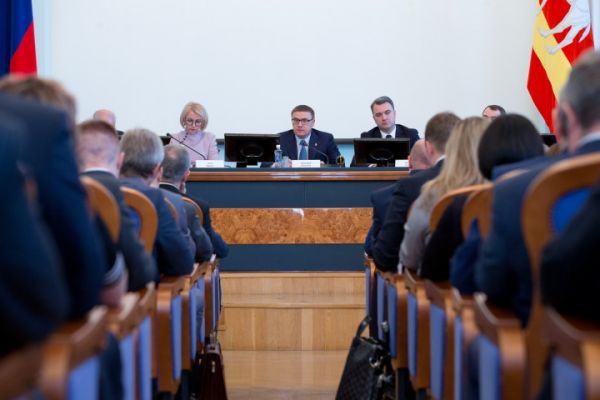 Алексей Текслер поручил перевести 40 % рабочих мест на отечественное ПО