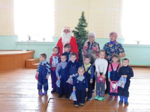 Детсадовцы из Белово поздравили Деда Мороза с днем рождения