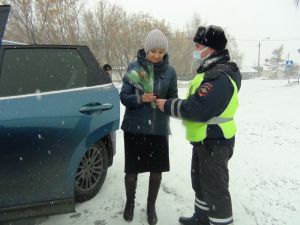Инспекторы ОГИБДД поздравили автоледи Уйского района с 8 марта