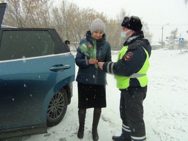 Инспекторы ОГИБДД поздравили автоледи Уйского района с 8 марта