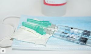 Медработники Уйского района прививают от гриппа прямо на рабочем месте