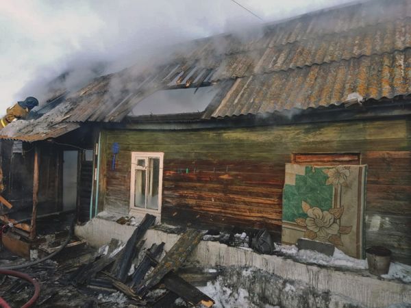 Две пожарных машины ПСЧ-74 тушили жилой дом в Уйском