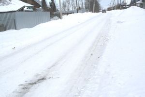 В Октябрьском расчищают дороги от снега