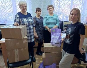 В Уйском сотрудники Управления соцзащиты собрали гуманитарную помощь для жителей Волновахи и Ясиноватой