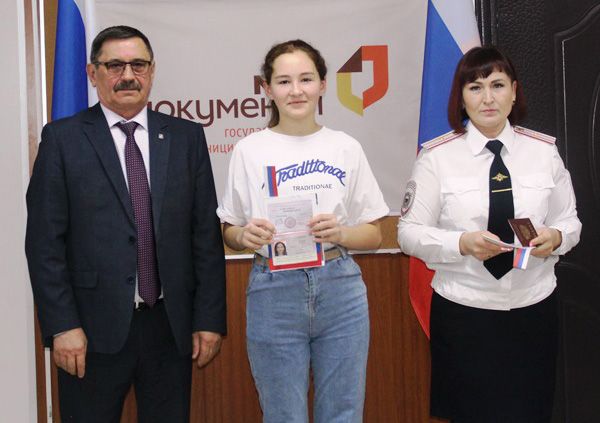В Уйском ко Дню Конституции РФ вручили паспорта школьникам