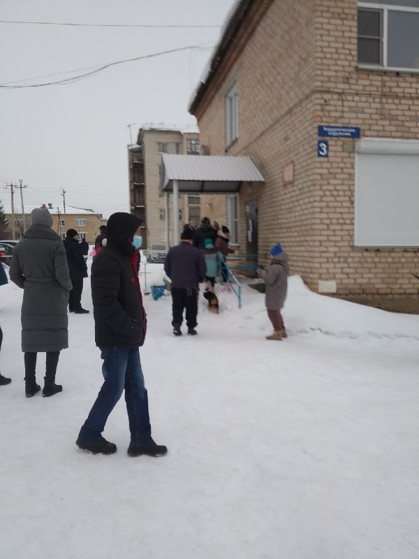 В Уйском образовалась большая очередь на сдачу ПЦР&ndash;тестов и в кабинет &laquo;неотложки&raquo;
