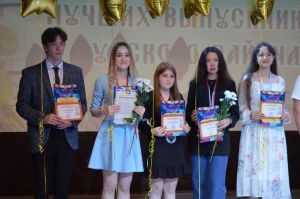 В Уйском ДК &laquo;Колос&raquo; состоялся прием лучших выпускников района