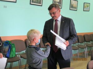 В Уйском районе первоклассники  получили подарки