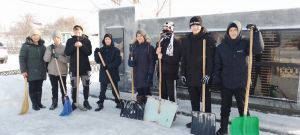 В Аминево убрали снег у памятника участникам Великой Отечественной войны