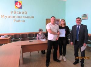 В Уйском районе молодые семьи получили свидетельства на улучшение жилья