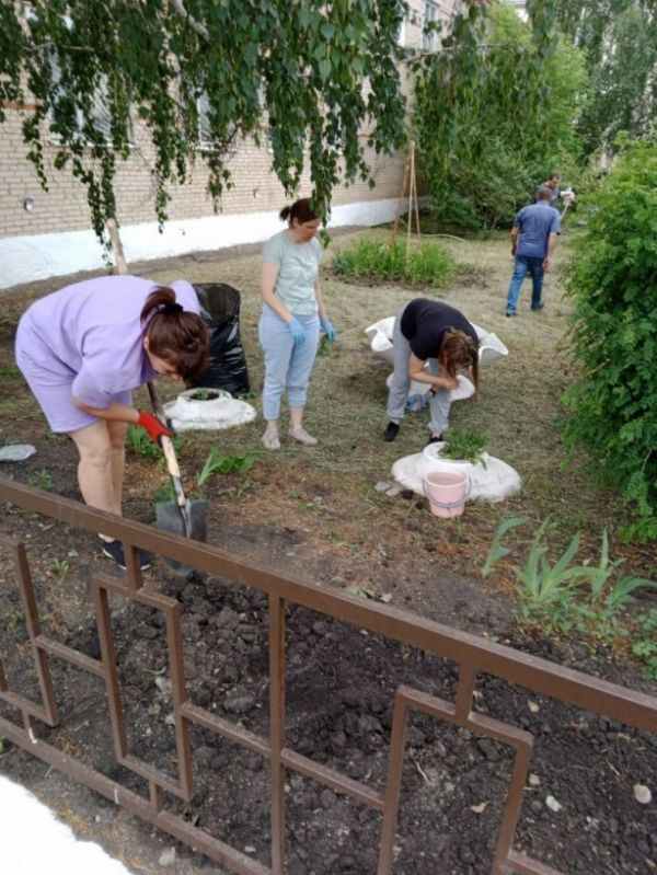 В Уйском сотрудники Управления соцзащиты провели субботник