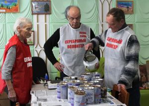 В Уйском серебряные волонтёры делают окопные свечи для участников СВО