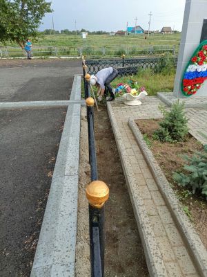 В Аминево провели субботник возле памятника участникам Великой Отечественной войны